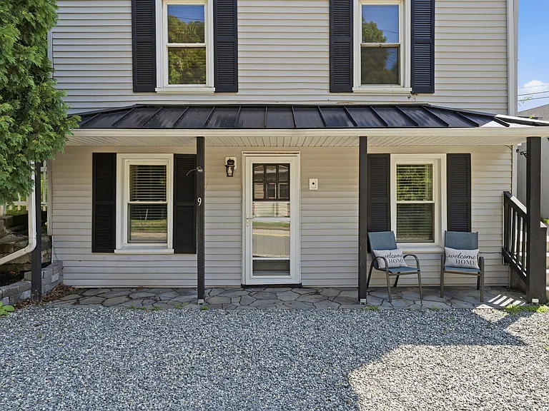 9 Hunters Rd #B — Photo 1