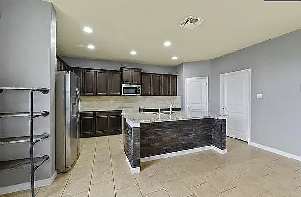 3 bed, 2.5 bath, 2266 sqft, $750 — Photo 3