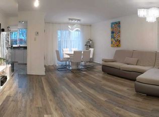 21 Elizabeth St S #206, Richmond Hill, ON L4C3V5