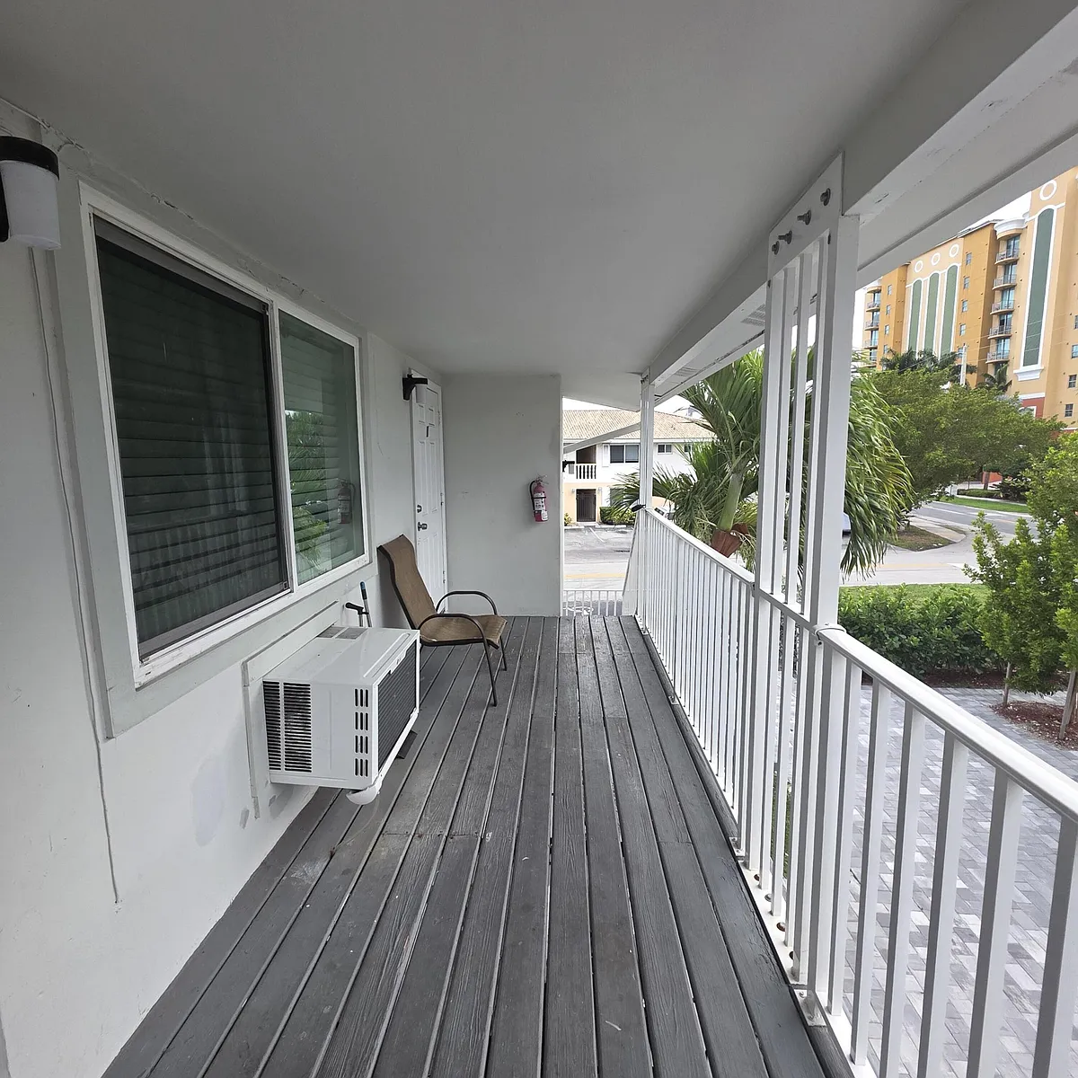 Building Photo - 906 N Riverside Dr #1-9