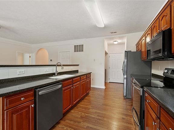 5th image of 608 Whispering Pines Dr