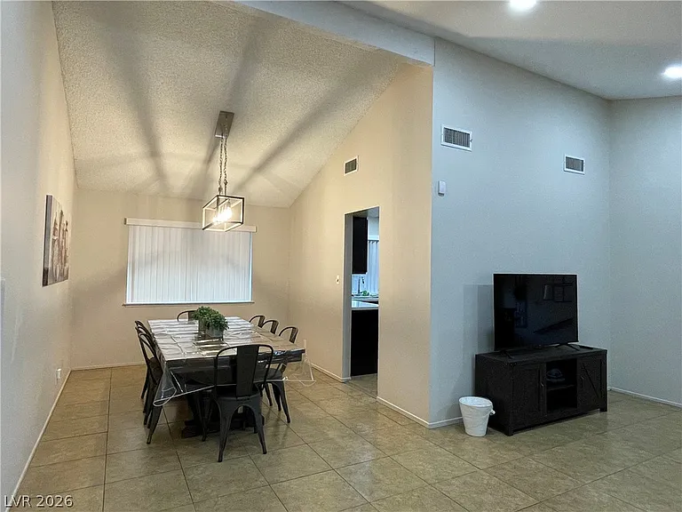 3823 El Camino Rd — Photo 5