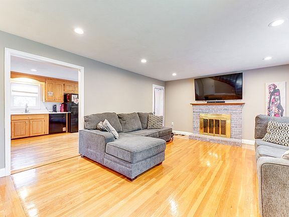 4th image of 49 Hopkins Dr