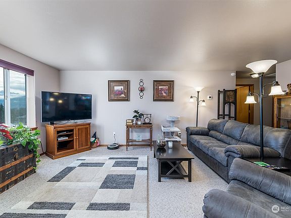 5th image of 1304 Cascadia Dr