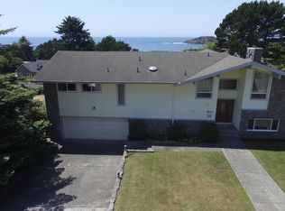 811 Paradise Ln, Brookings, OR 97415