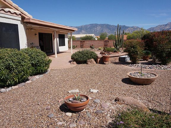 3rd image of 1070 E Desert Glen Dr