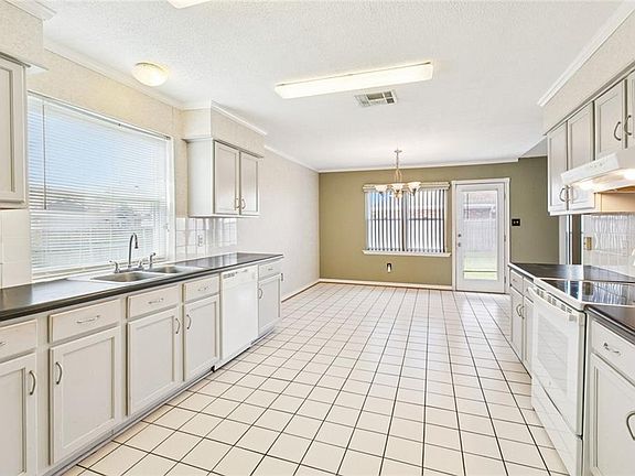 5th image of 2405 Avenue Mont Martre