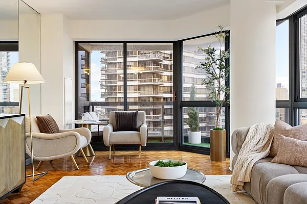 Living room, photo 2