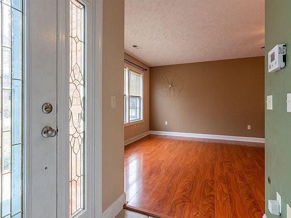 3rd image of 275 Robert St