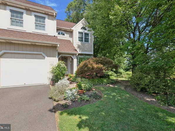 8793 Duveen Dr, Glenside, PA 19038