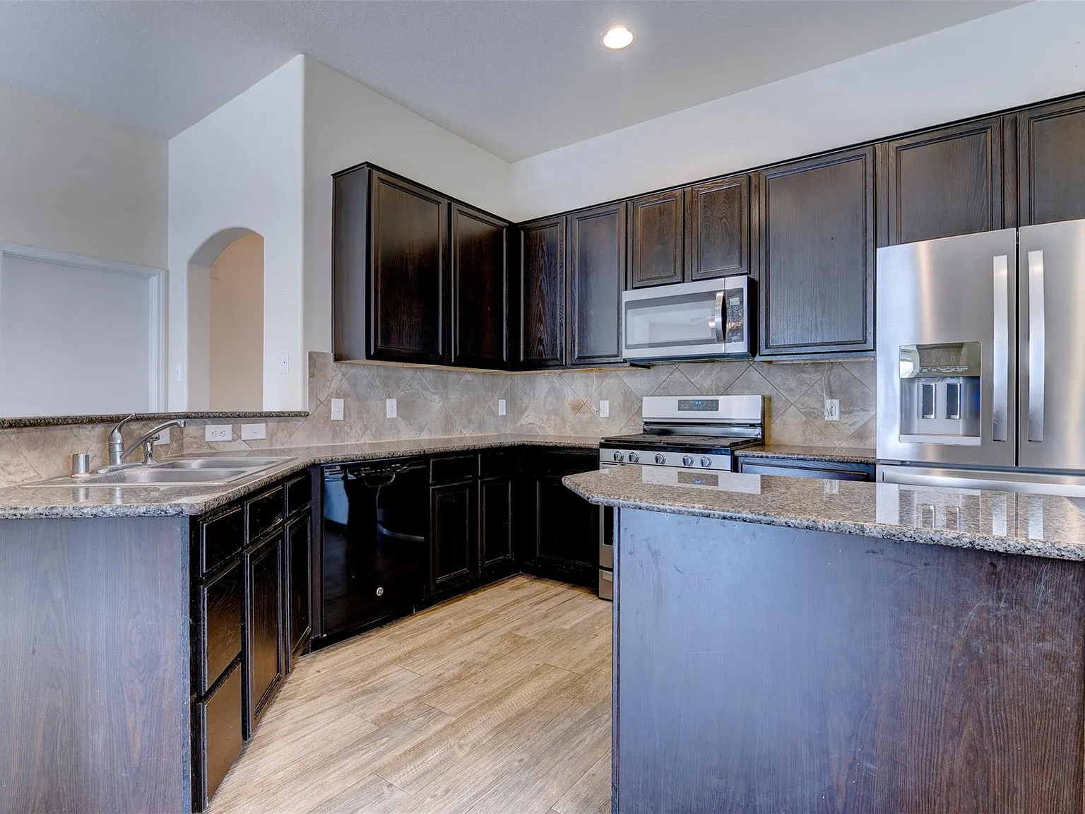 3 bed, 2.0 bath, 1941 sqft, $1,950 — Photo 3