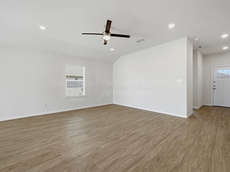 1819 Boxwood Dr — Photo 7