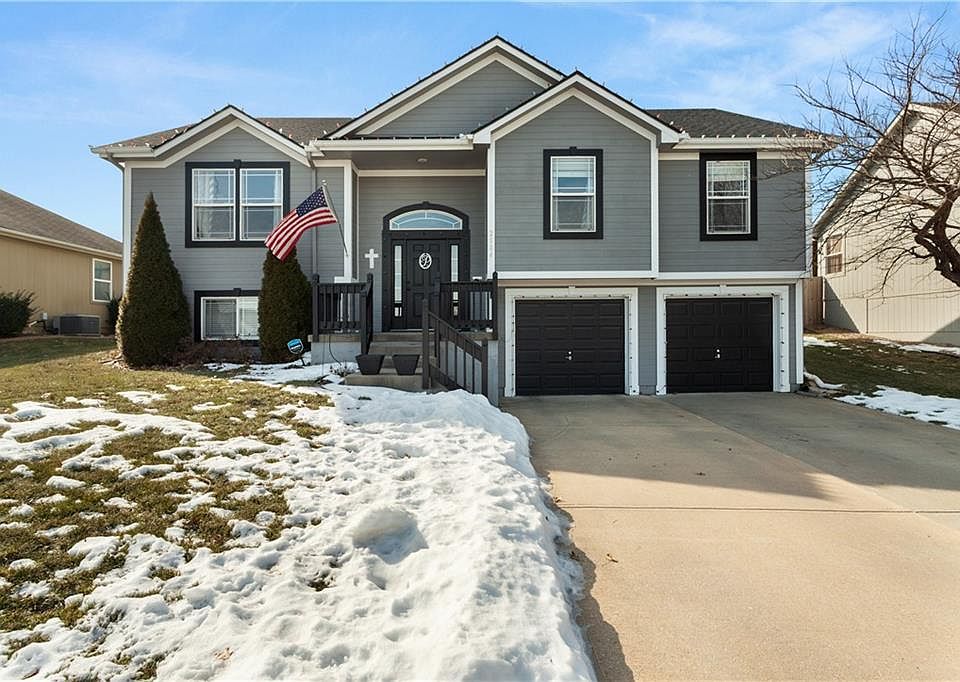 1st image of 2104 NW Hedgewood Dr