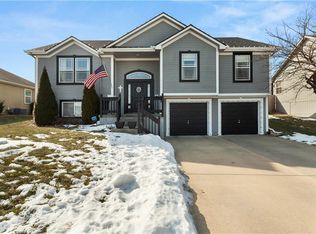 2104 NW Hedgewood Dr, Grain Valley, MO 64029