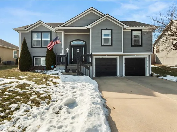 2104 NW Hedgewood Dr, Grain Valley, MO 64029