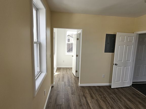 4th image of 28 Whinfield St #3