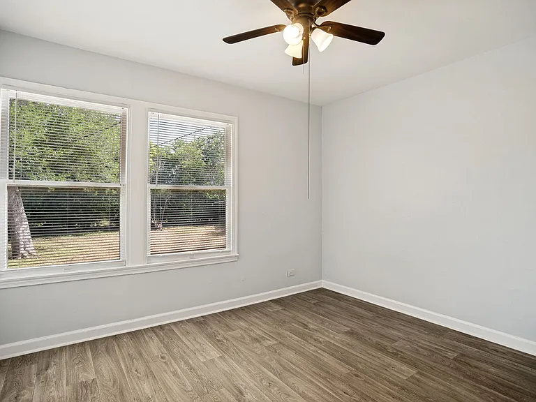 2514 Waverly Ave — Photo 20