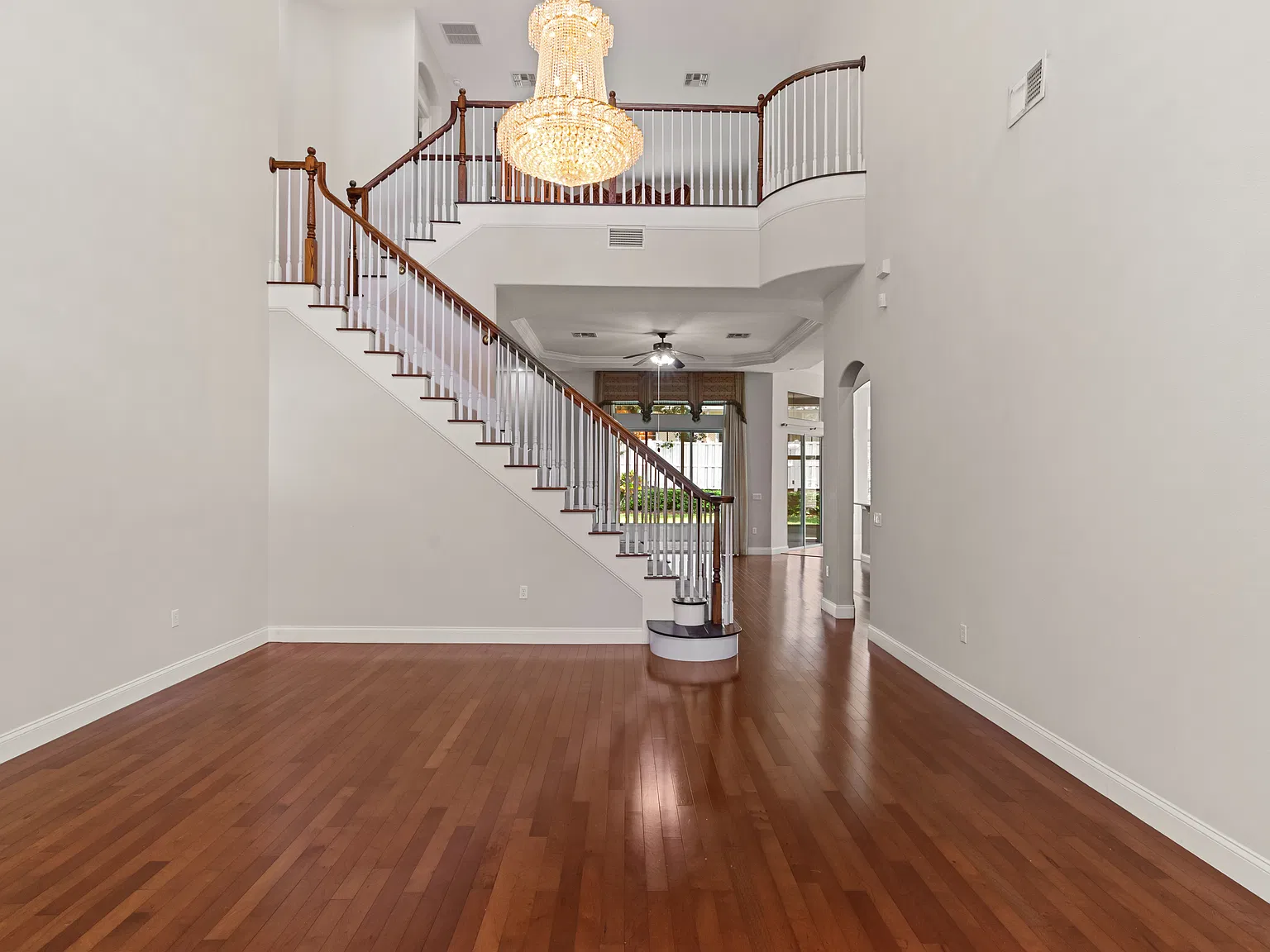 5 bed, 4.5 bath, 3652 sqft, $5,205 — Photo 2