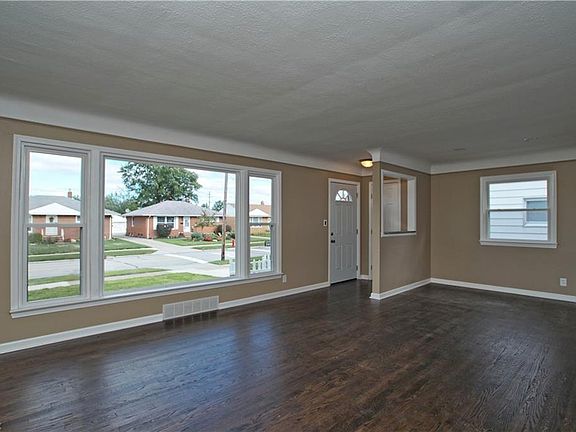 4th image of 30800 Ronald Dr
