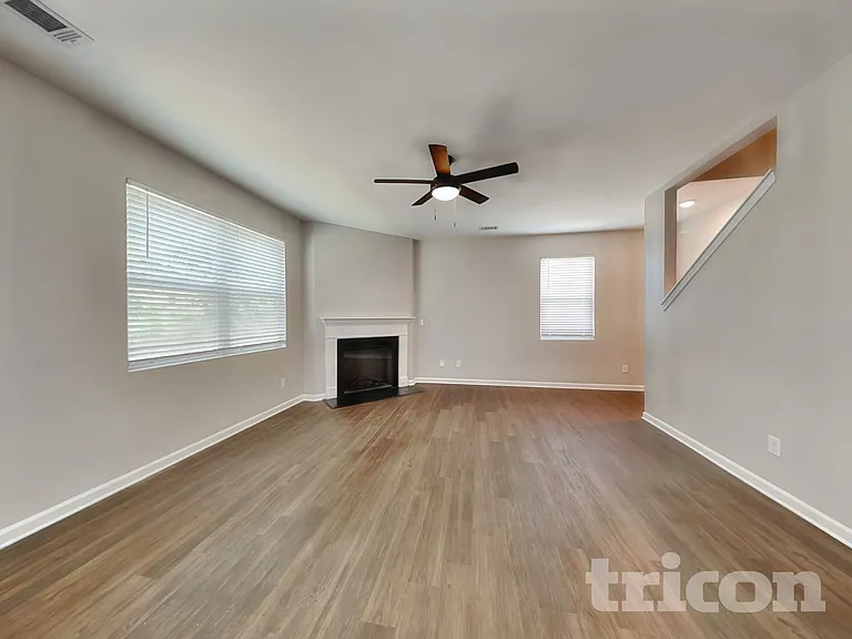 1008 Eldon Ln — Photo 2