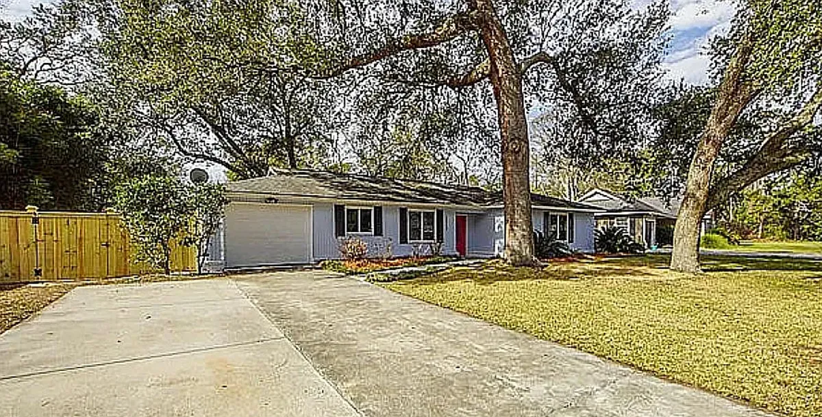 Building Photo - 1213 Chicorie Way