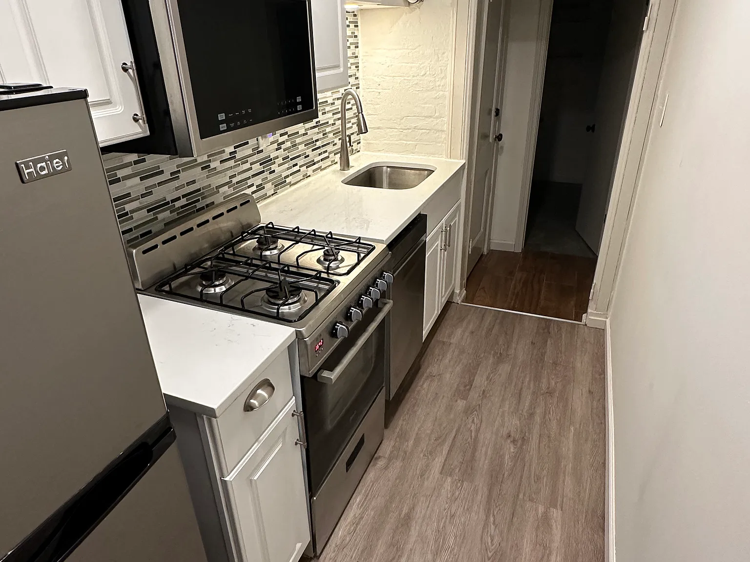 1 bed, 450 sqft, $1,300 — Photo 2