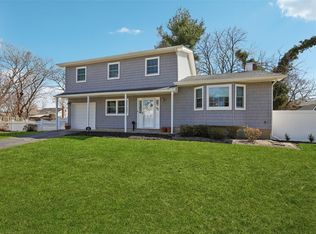 322 W 4th St, Deer Park, NY 11729