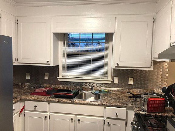 4th image of 108 Oak Grove Ave
