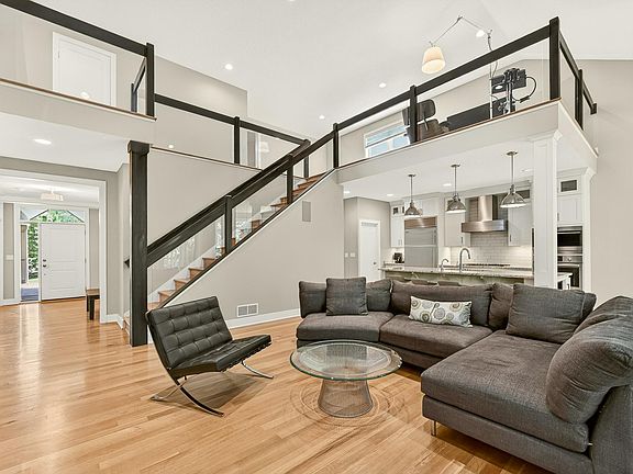 5th image of 933 Fox Valley Pl SW