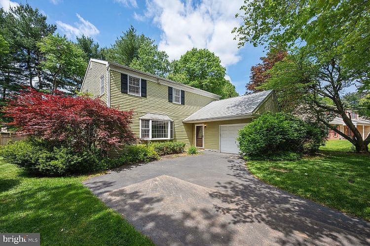 1st image of 915 Pickering Dr