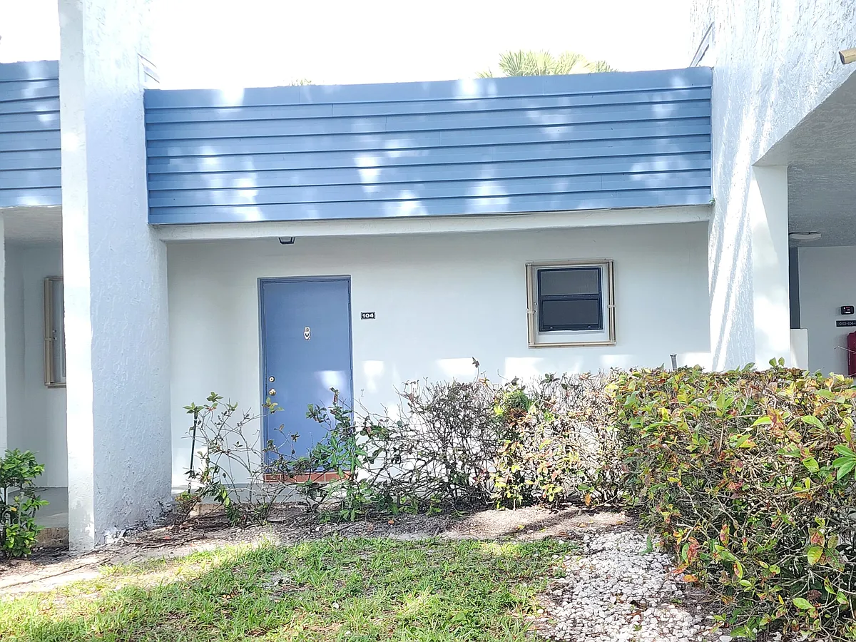 Building Photo - 4575 Lucerne Lakes Blvd W #104