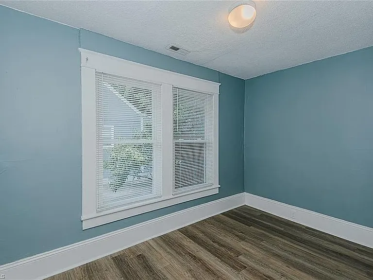 1425 Marion St — Photo 13