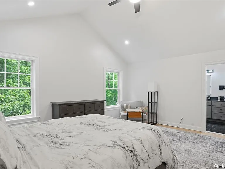 33 Howland Ave — Photo 17