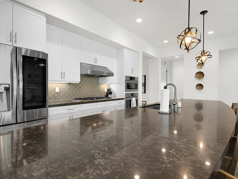 2402 Retreat Cir — Photo 32