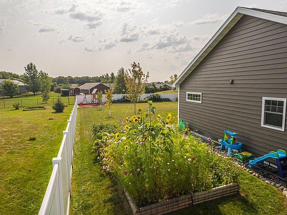 4th image of 2033 Long Lake Rd