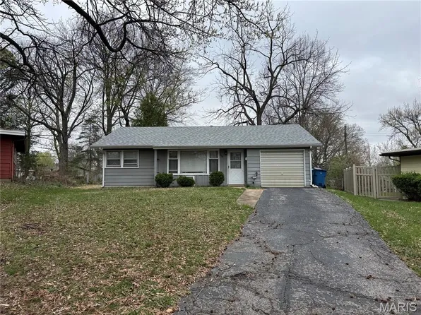 8427 Rosalind Ct, Saint Louis, MO 63114