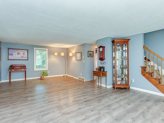 4th image of 39 Evergreen Circle