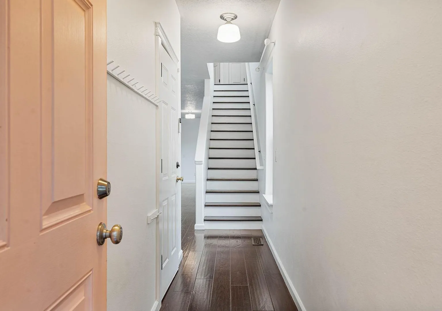 Stunning 3-bdrm/2.5-bath St. Johns home. W/D, AC, 1-car garage, fireplace, fenced yard — Photo 3