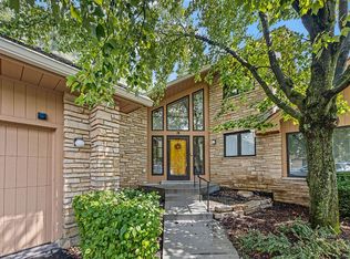 29 Pin Oak Ct, Burr Ridge, IL 60527