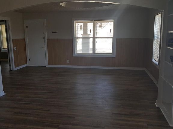 3rd image of 420 S Avenue G