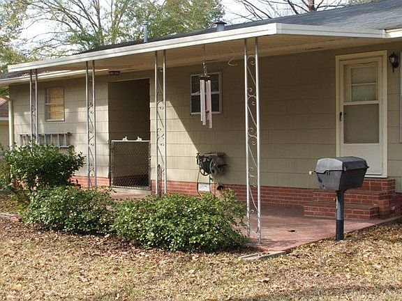 Covered back porch w/gas grill.