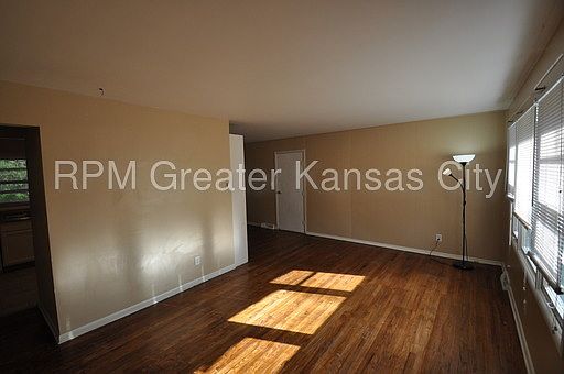 4th image of 11313 Herrick Ave