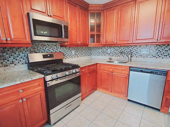 3rd image of 91 Strawberry Hill Ave Floor 11
