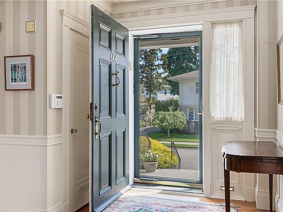 5th image of 144 Marbury Ave