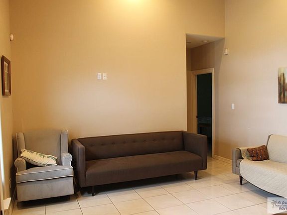 3rd image of 904 Nispero Ln