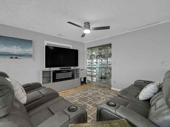3rd image of 832 Iroquois Ave