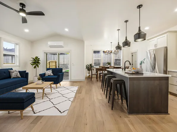 566 Coffee Ln, Ashland, OR 97520