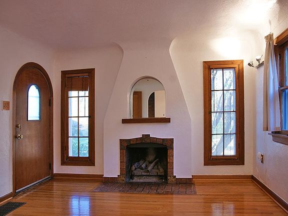 3rd image of 1346 E Logan Ave