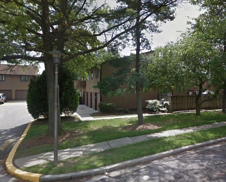 1st image of 596 West Court Gln