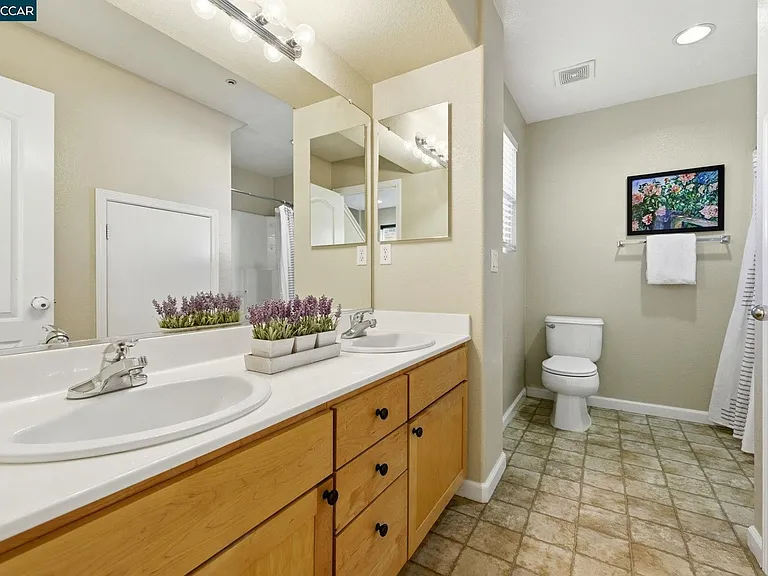 922 Oxford Ln — Photo 3